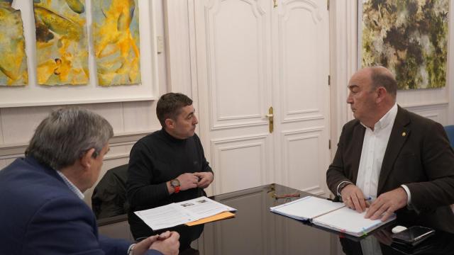 El alcalde de Valtiendas, José María Galindo, a la izquierda, charlando con Miguel Ángel de Vicente, presidente de la Diputación de Segovia