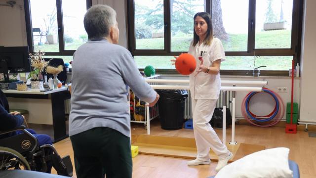 Una trabajadora en una residencia de personas mayores de Valladolid