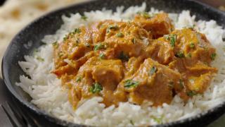 La receta de pollo al curry más rica y ligera que he probado en años: se hace en un momento y es alta en proteínas