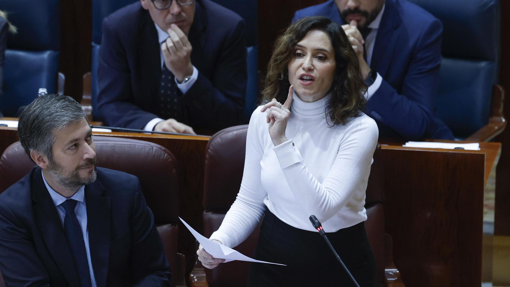 Última hora política, en directo | Ayuso pide elecciones generales y acusa a Sánchez de cambiar el Congreso por "la escalinata de la Moncloa"