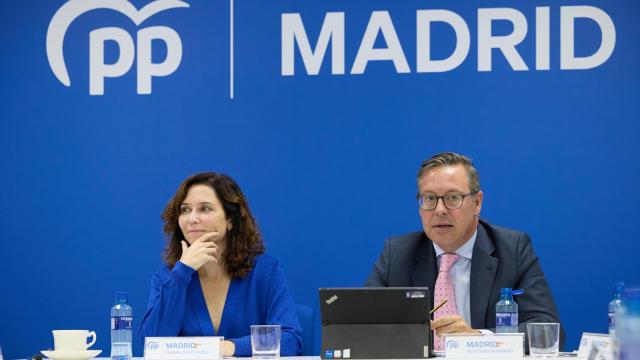 La presidenta de la Comunidad de Madrid y del PP de Madrid, Isabel Díaz Ayuso, y el secretario general del PP de Madrid, Alfonso Serrano,.