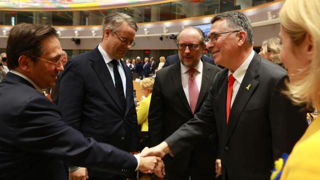 José Manuel Albares saluda al ministro israelí de Exteriores, Gideon Sa'ar, el pasado 25 de febrero en el Consejo de la UE en Bruselas.