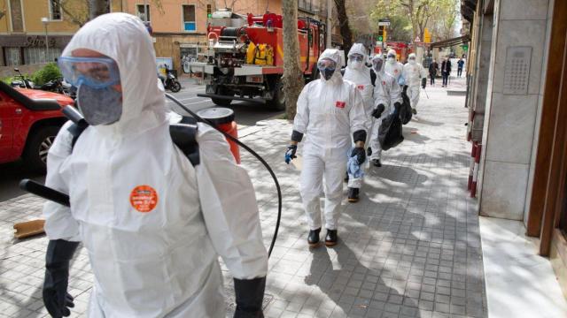 Efectivos de la UME acuden a desinfectar una residencia de ancianos en Barcelona, en 2020.