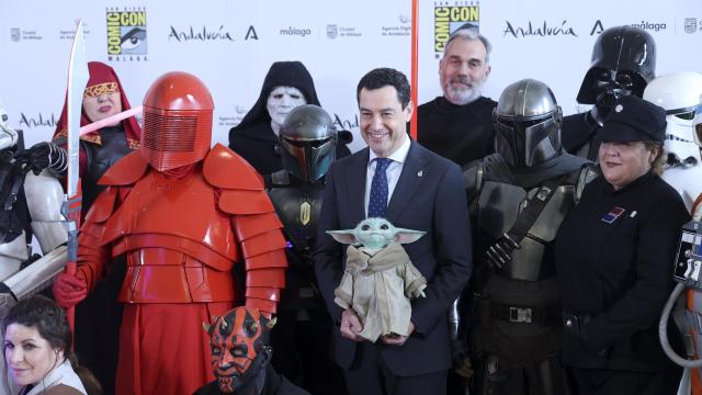 El presidente de Andalucía, Juanma Moreno, posa junto a personas disfrazadas de personajes de Star Wars en la presentación de la Comic-Con en Málaga, esta semana.