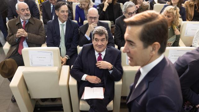 El gobernador del Banco de España, José Luis Escrivá (i), y el presidente de BBVA, Carlos Torres Vila (d), durante un encuentro de la Asociación Española de Banca (AEB)