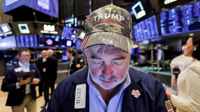 Un trabajador de la Bolsa de Nueva York lleva una gorra en apoyo de Donald Trump.