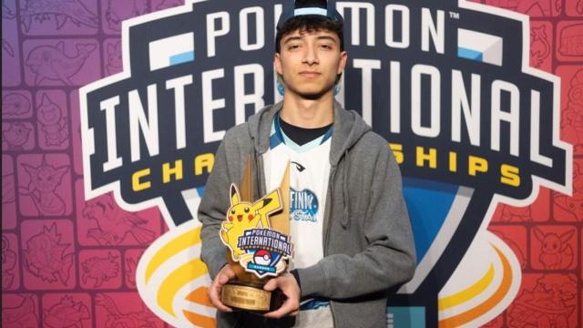 El malagueño Leo Marín con su trofeo de Campeón de Europa de Pokémon GO.