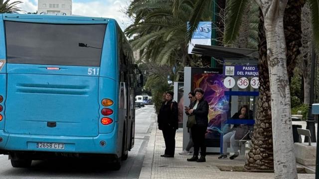 Un grupo de personas espera la llegada de uno de los autobuses de la EMT de Málaga.