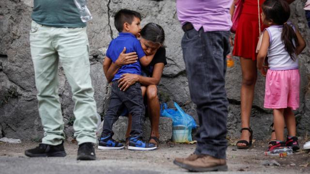 Familiares de migrantes salvadoreños deportados de Estados Unidos esperan en el Centro de Atención a Migrantes Retornados, en San Salvador.