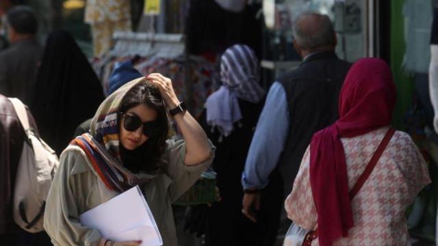 Una mujer iraní camina por la calle en Teherán.