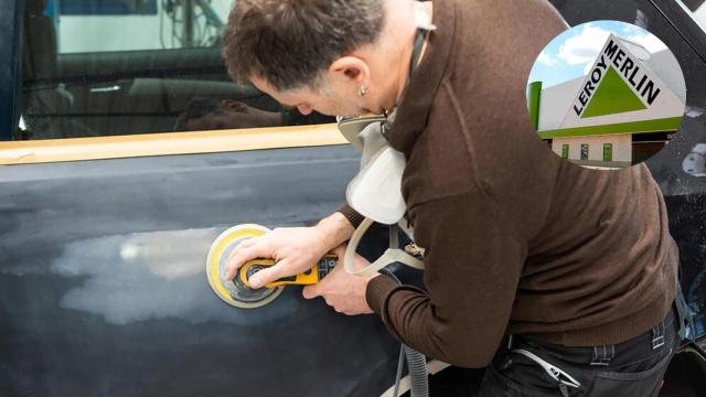 Persona puliendo la pintura de un coche.