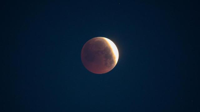 La 'Luna de sangre' en una fotografía tirada la pasada noche desde O Portiño (A Coruña)