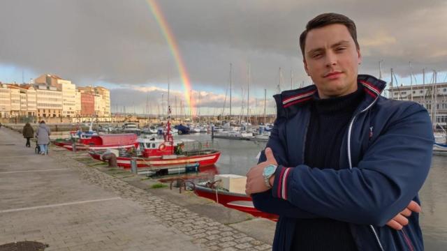 El lucense Guillermo Arias en la dársena de la Marina en A Coruña, donde estudia Ingeniería Náutica.