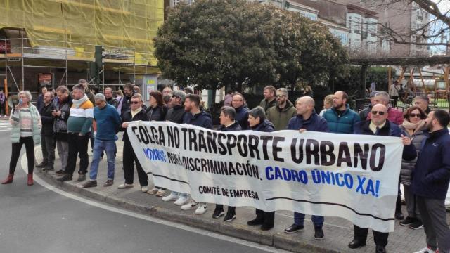 Concentración de los trabajadores del bus urbano de Santiago este viernes en praza Galicia.