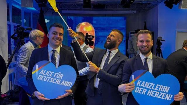 Pau Ruiz, conocido como 'Españabola'; Pablo González Gasca y Arturo González, celebrando el resultado de 'Alternativa por Alemania'.