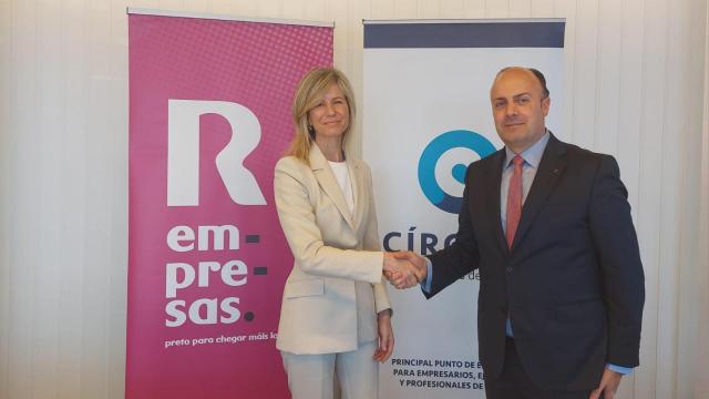 La presidenta del Círculo, María Borrás, y el director de R, Alfredo Ramos, durante la firma del acuerdo