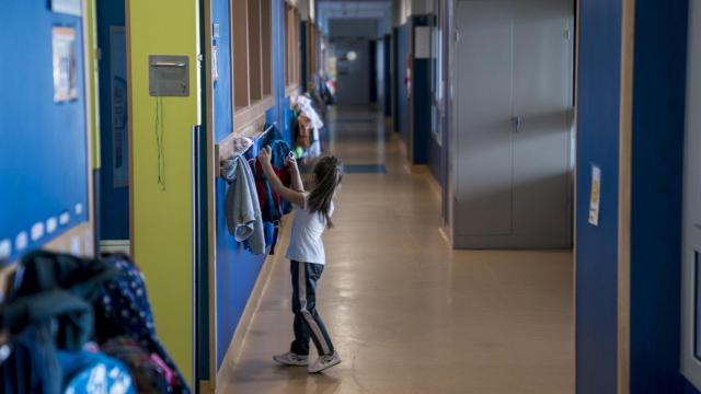 Una niña cuelga su mochila en un perchero, imagen de archivo. Europa Press / A. Pérez Meca