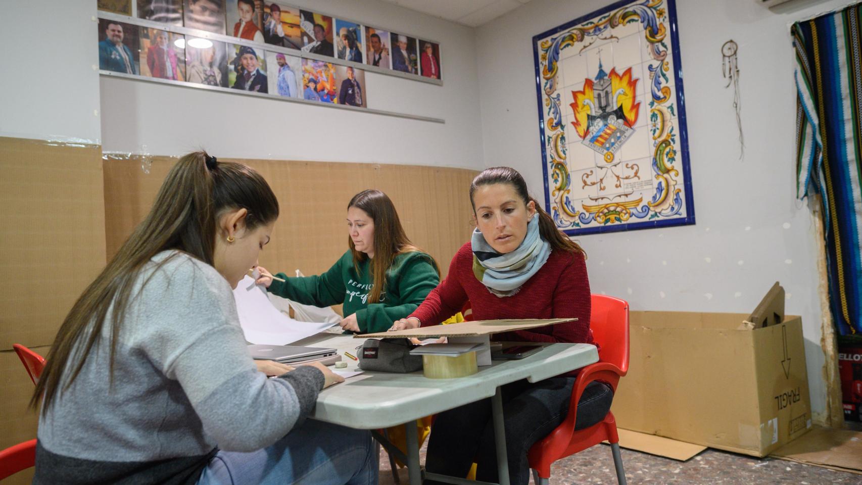 Así se viven las Fallas en la 'zona cero' de la dana: "Quienes perdieron sus trajes desfilarán en la Ofrenda vistiendo blusón"