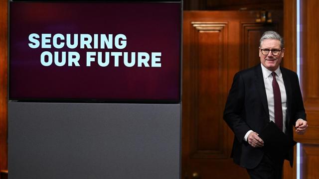 El primer ministro británico ofrece una conferencia de prensa en Londres.