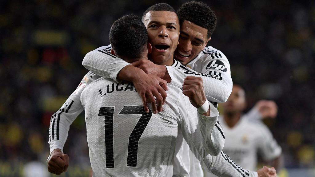 Mbappé celebra con Lucas Vázquez y Bellingham su segundo gol en el partido.