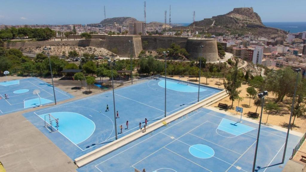 Una espectacular vista de Alicante desde el patio del Colegio Prácticas-la Aneja.