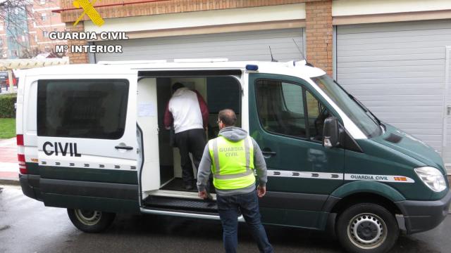 Imagen de la detención de la Guardia Civil de un hotelero del Bierzo