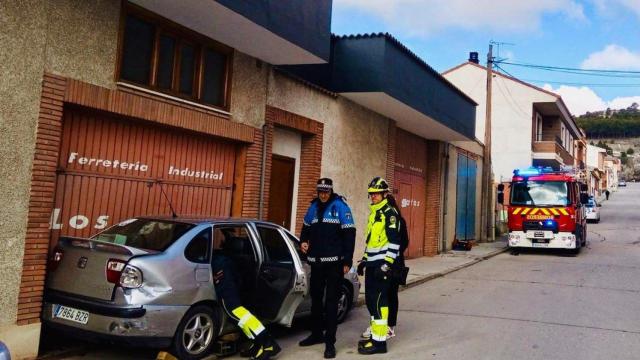 Bomberos de la Diputación de Valladolid excarcelan a la mujer accidentada en Íscar