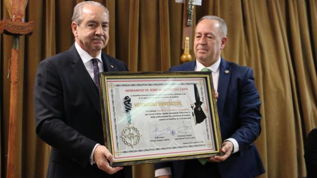 El director General de Caja Rural de Zamora, Cipriano García, recibe el reconocimiento de la Hermandad de Jesús en su Tercera Caída