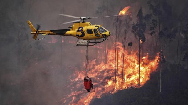 Helicóptero en una extinción de incendios.