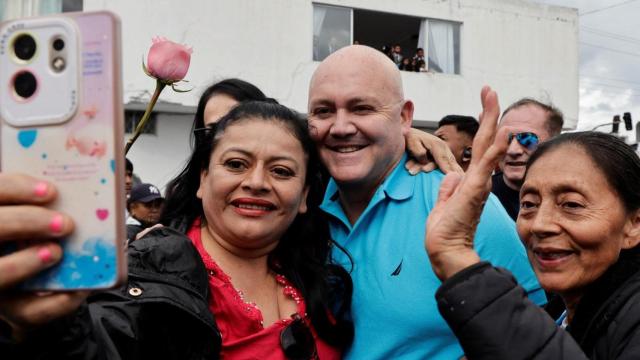 Diego Borja, candidato a la vicepresidencia, se toma una selfie en un mitin de Luisa González, abanderada presidencial del partido Revolución Ciudadana, mientras inicia su campaña para las elecciones, en Quito, el 5 de enero de 2025.