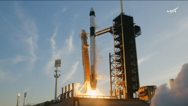 Despegue del cohete Falcon 9 de la misión Crew-10