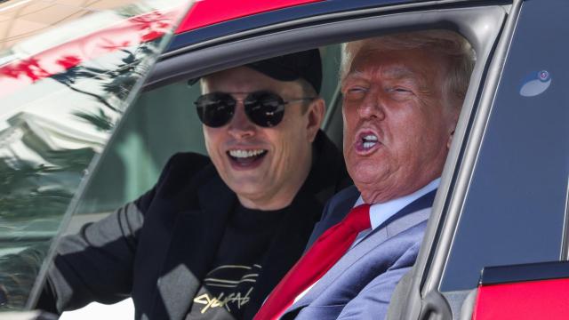 Donald Trump y Elon Musk subidos en el Tesla que ha adquirido el presidente.