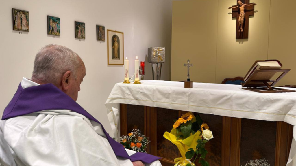 Cientos de niños se reúnen en el Hospital Gemelli de Roma para apoyar al Papa Francisco.