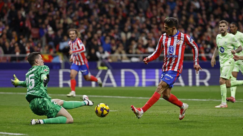 Giuliano Simeone, en el mano a mano ante Szczesny.