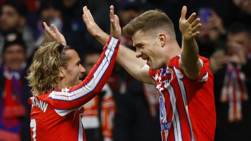 Sorloth y Griezmann celebran un gol ante el Barcelona.