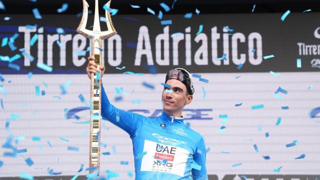 Juan Ayuso, en el podio con el tridente tras la ganar la Tirreno Adriático.