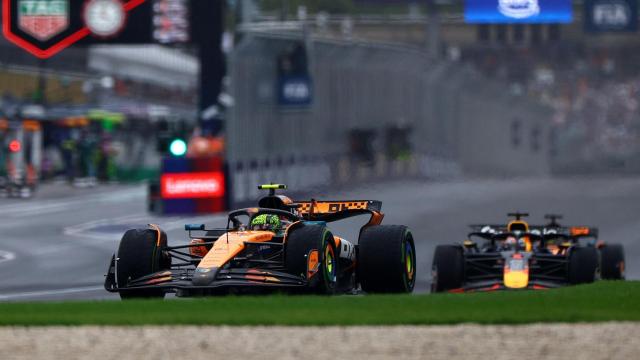 Lando Norris, liderando el Gran Premio de Australia seguido de Max Verstappen