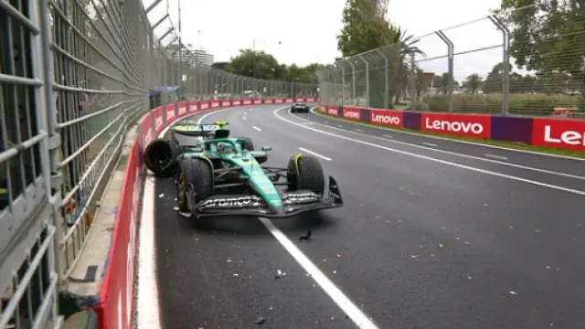 Fernando Alonso choca contra el muro.