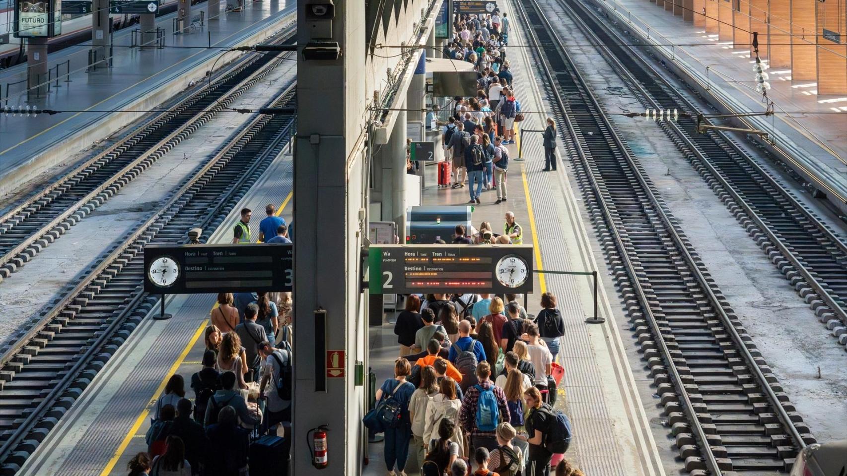 Gobierno y sindicatos negocian para evitar la huelga en Adif y Renfe a falta de pocas horas para que se inicien los paros