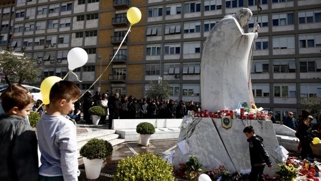 Cientos de niños se reúnen en el Hospital Gemelli de Roma para apoyar al Papa Francisco.