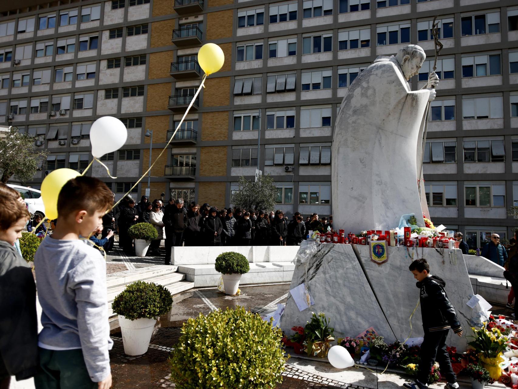 El Papa comunica que se encuentra "frágil" y en un "momento de prueba" tras  más de un mes hospitalizado