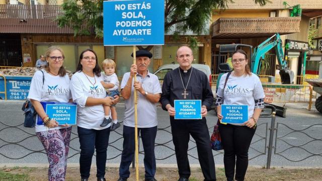 El obispo José Ignacio Munilla, junto a miembros de '40 Días por la Vida,'  ante la clínica en Alicante que ha visto archivada su denuncia.