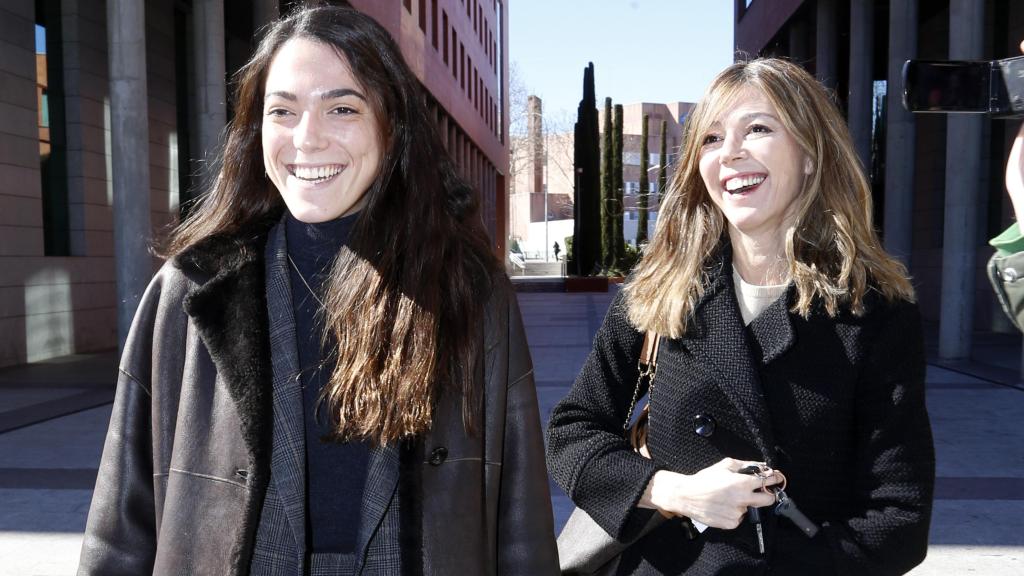 Andrea Navarro con su madre, Eva Zaldívar, en los tribunales de Madrid.