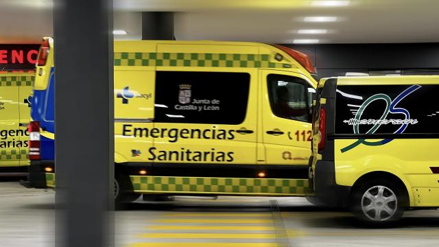 Ambulancia de SACYL en el Complejo Hospitalario de Salamanca