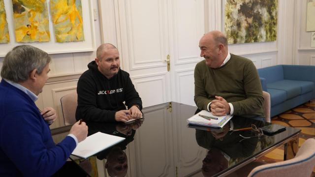 El presidente de la Diputación, Miguel Ángel de Vicente, recibe al alcalde de Navalmanzano, Pablo Torrego