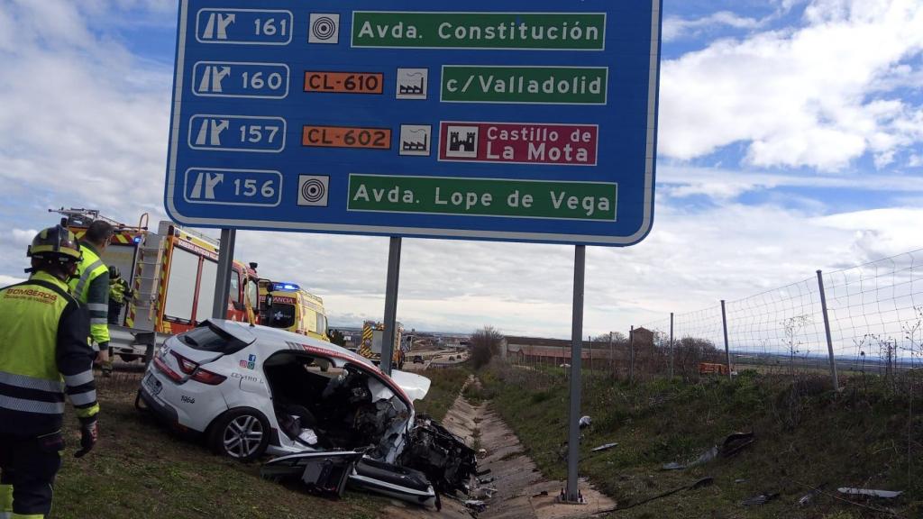 Una pareja destroza su coche tras salirse de la vía en la A-6 a la entrada de Medina del Campo