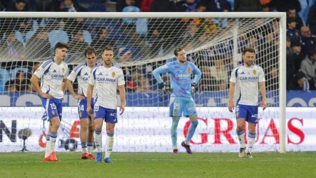 Los jugadores del Zaragoza, cabizbajos durante un partido.