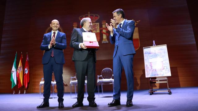 Pedro Sánchez aplaude a Quico Toscano en el homenaje de este lunes en Sevilla.