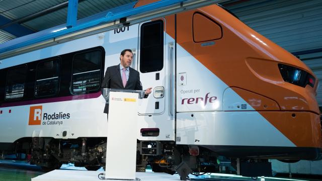 Óscar Puente, ministro de Transportes, en su visita a la fábria de Alstom donde se fabrican los trenes de Rodalies.