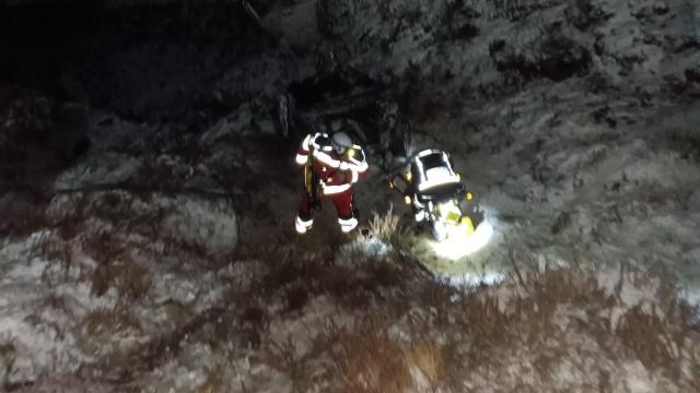 Los equipos de rescate cántabros intentando llegar al coche de los cuatro madrileños.